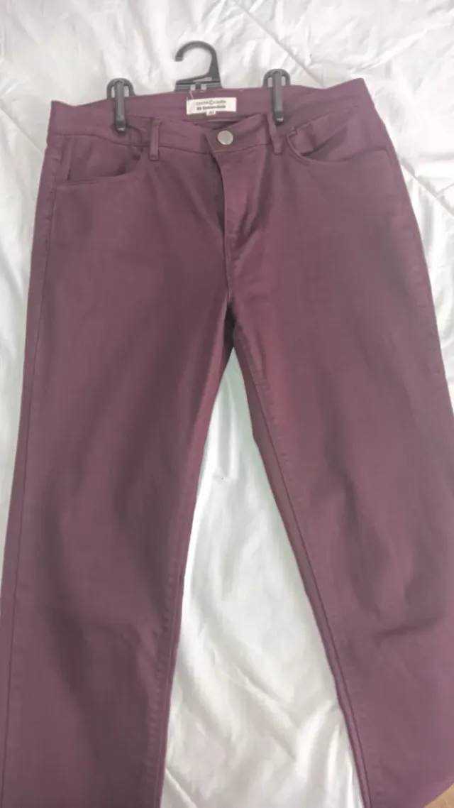 Pantalón pitillo (color berenjena)