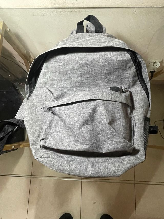 Mochila pequeña gris