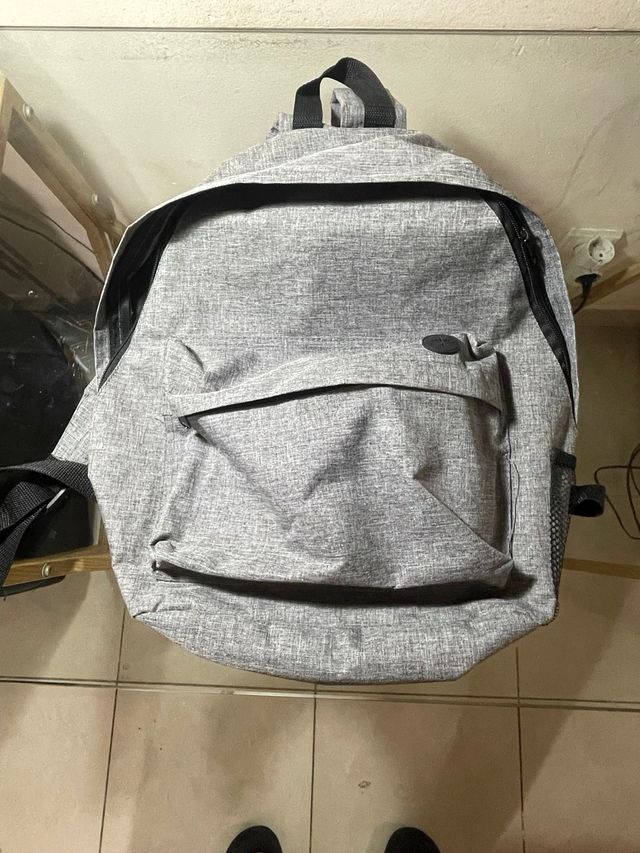 Mochila pequeña gris