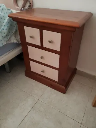 Dos mesitas de noche de madera 50 euros