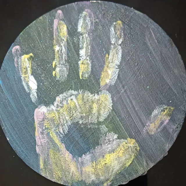 Marco redondo  pintura hecha por artista de 10años