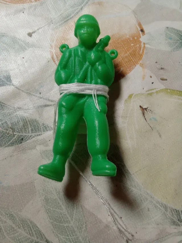 Soldado de plástico verde con paracaídas