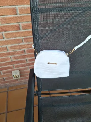 Bolso blanco efecto piel cocodrilo.
