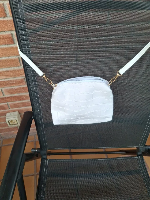 Bolso blanco efecto piel cocodrilo.
