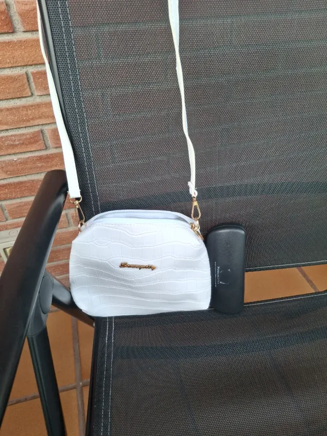 Bolso blanco efecto piel cocodrilo.