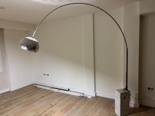 Lampada ad arco con base in marmo