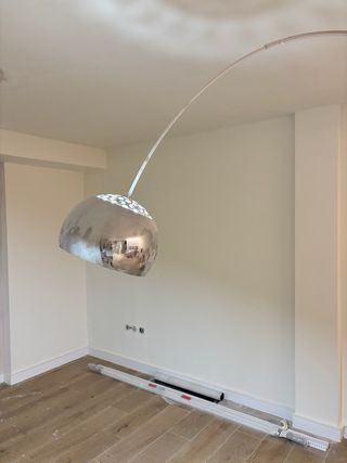 Lampada ad arco con base in marmo