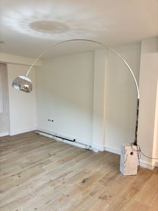 Lampada ad arco con base in marmo