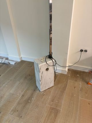 Lampada ad arco con base in marmo