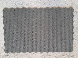 Tovaglietta nera con bordi ondulati