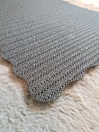 Tovaglietta nera con bordi ondulati