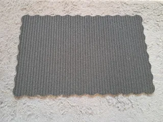 Tovaglietta nera con bordi ondulati