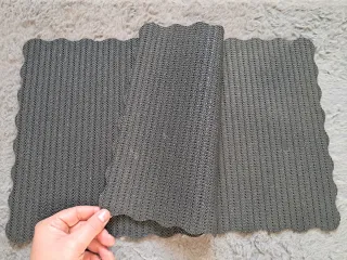 Tovaglietta nera con bordi ondulati