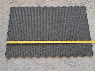 Tovaglietta nera con bordi ondulati