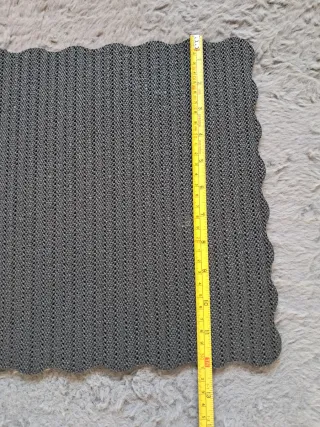 Tovaglietta nera con bordi ondulati