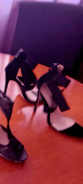 Zapatos de tacón negros y morados