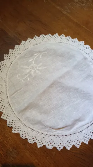 Centrotavola rotondo in lino ricamato a mano