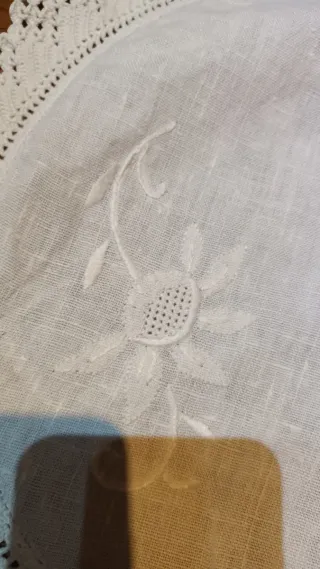 Centrotavola rotondo in lino ricamato a mano