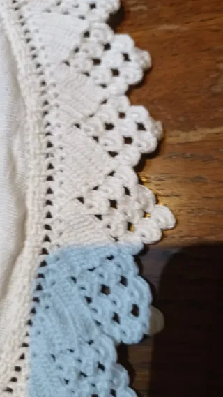 Centrotavola rotondo in lino ricamato a mano