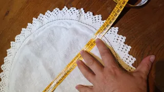 Centrotavola rotondo in lino ricamato a mano