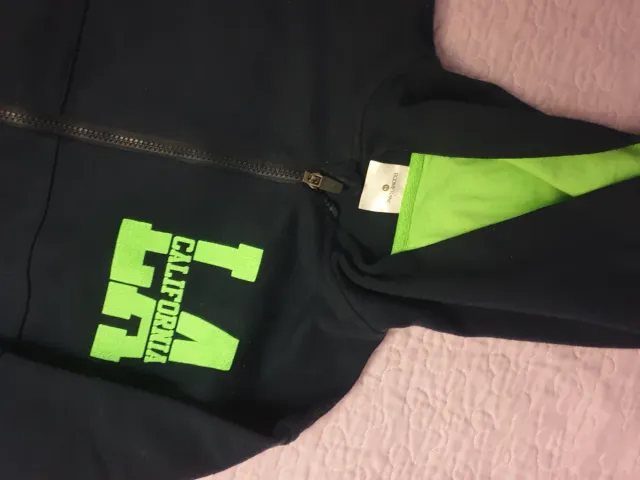 Sudadera Negra con Capucha y Cremallera