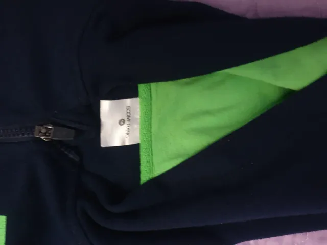 Sudadera Negra con Capucha y Cremallera