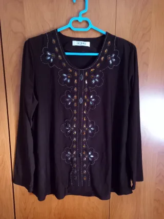 Blusa de mujer marrón con pedrería nueva.
