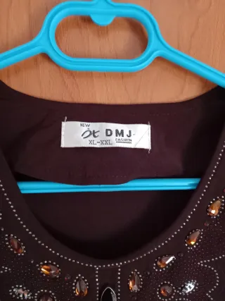 Blusa de mujer marrón con pedrería nueva.