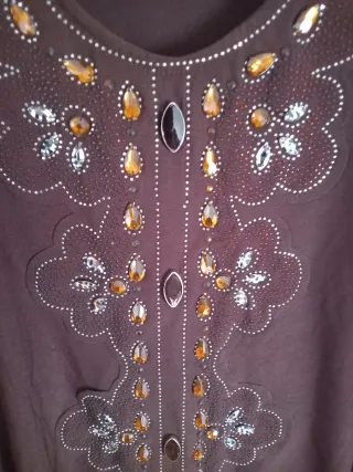 Blusa de mujer marrón con pedrería nueva.