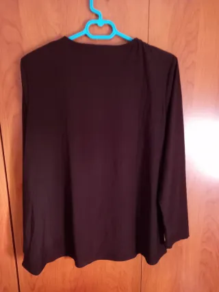 Blusa de mujer marrón con pedrería nueva.