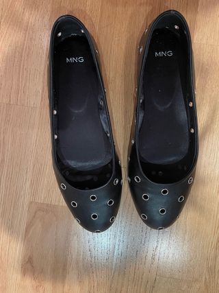 Manoletinas MNG negras con ojales