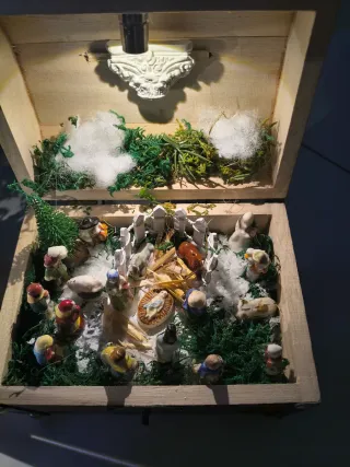 Presepe in scrigno in ceramica e legno