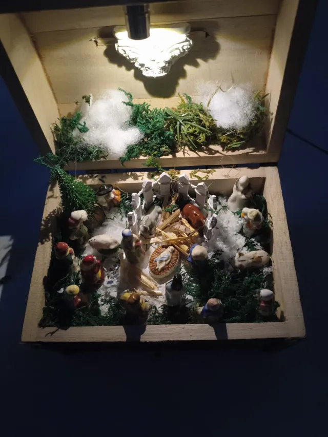 Presepe in scrigno in ceramica e legno