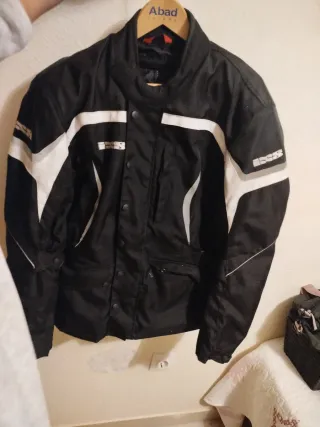 Chaqueta de moto negra y blanca