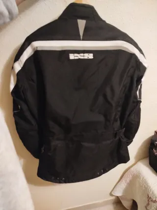 Chaqueta de moto negra y blanca