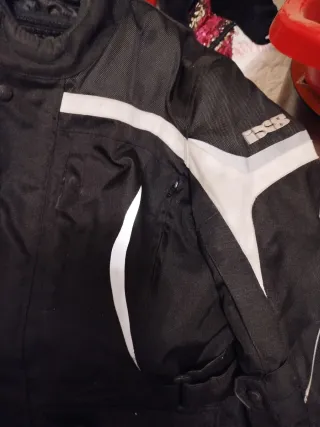 Chaqueta de moto negra y blanca