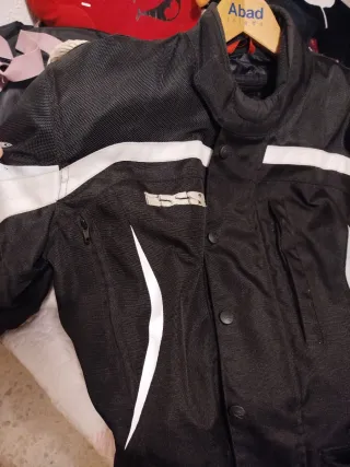 Chaqueta de moto negra y blanca
