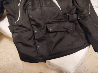 Chaqueta de moto negra y blanca