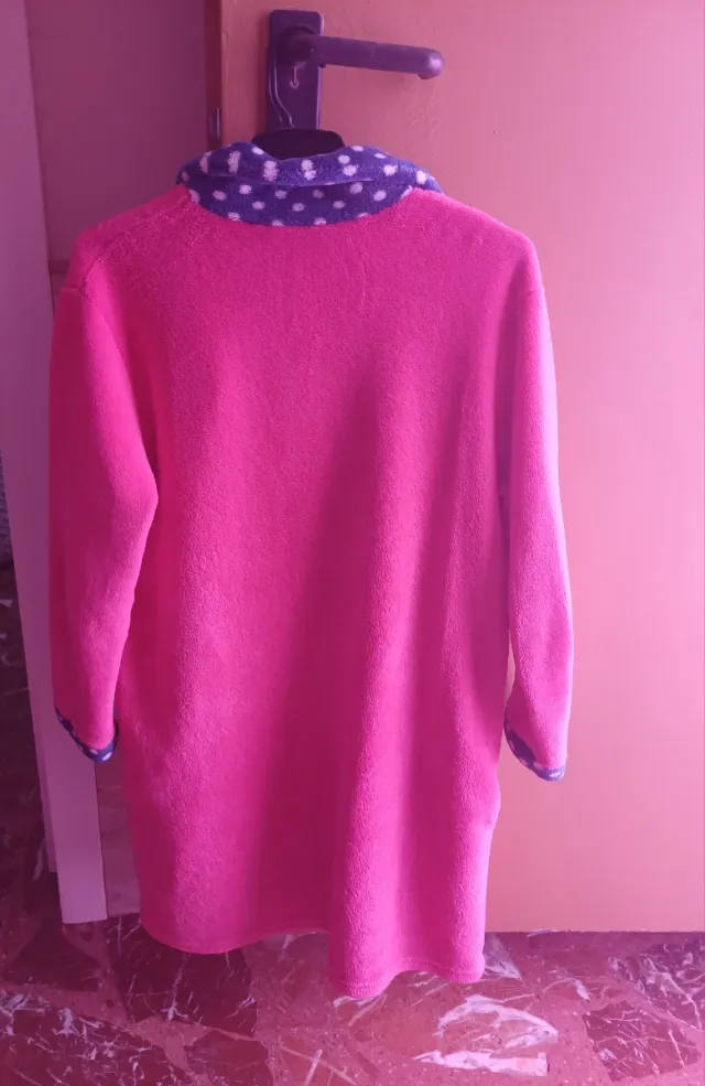 Bata de casa rosa con lunares