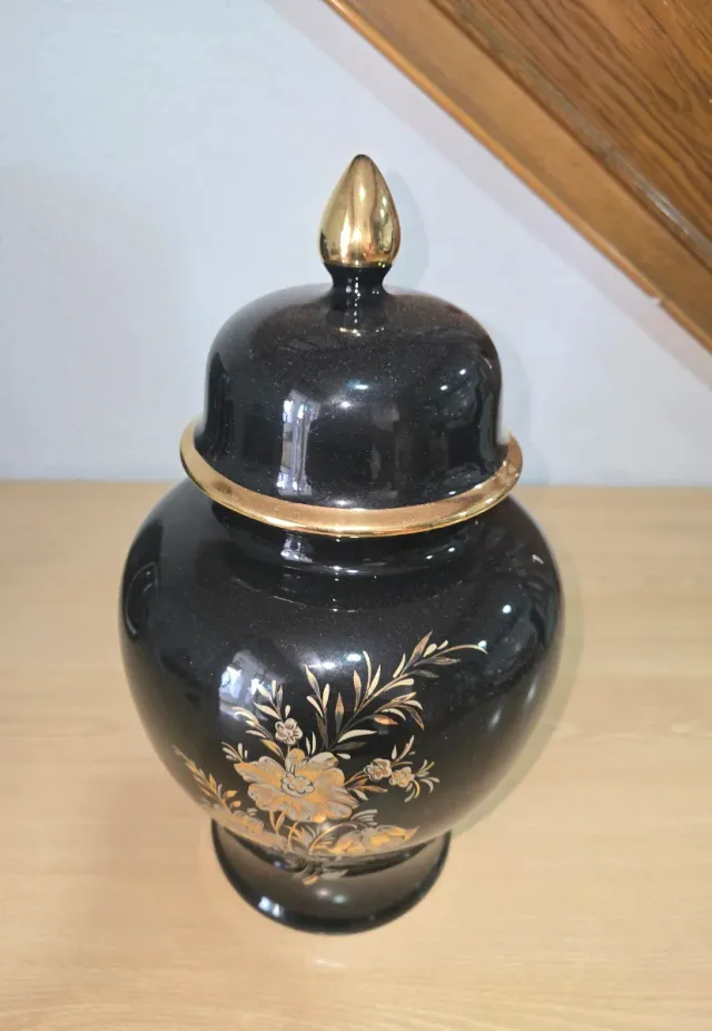 Jarrón Tibor Negro y Dorado con Tapa