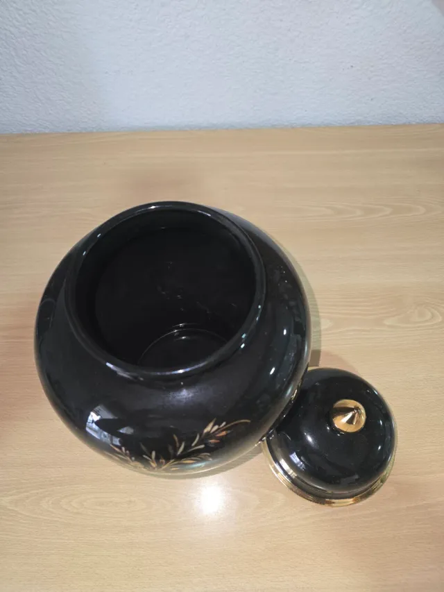 Jarrón Tibor Negro y Dorado con Tapa