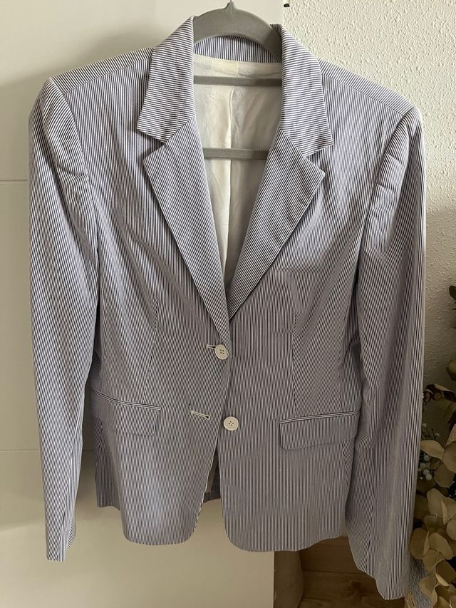 Americana de rayas azul y blancas