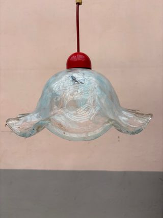 Lampadario in vetro con base rossa
