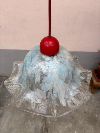 Lampadario in vetro con base rossa