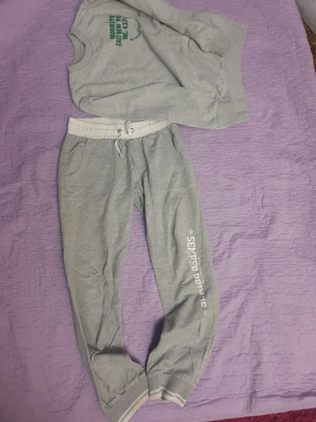Conjunto deportivo gris