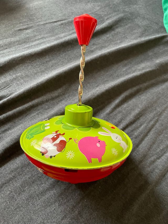 Peonza infantil de hojalata con animales