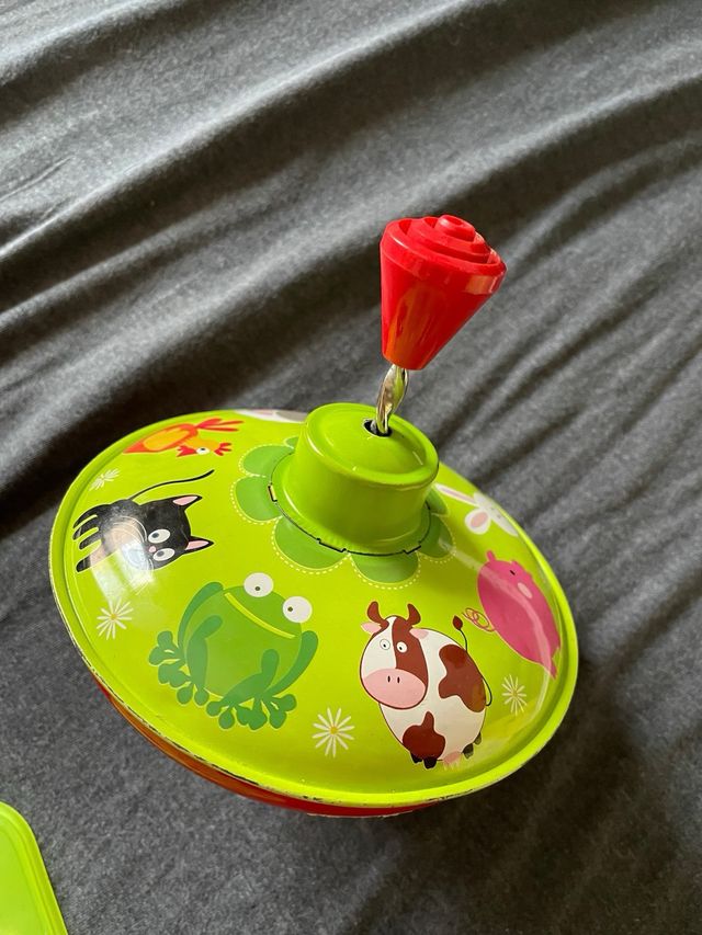 Peonza infantil de hojalata con animales