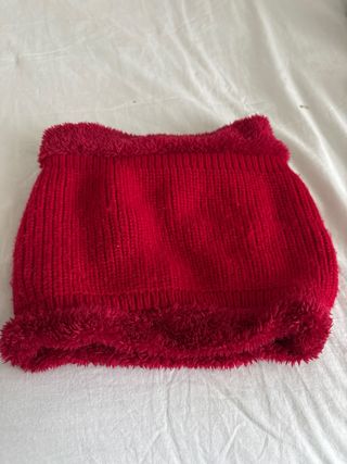 Bufanda roja de punto con pelito