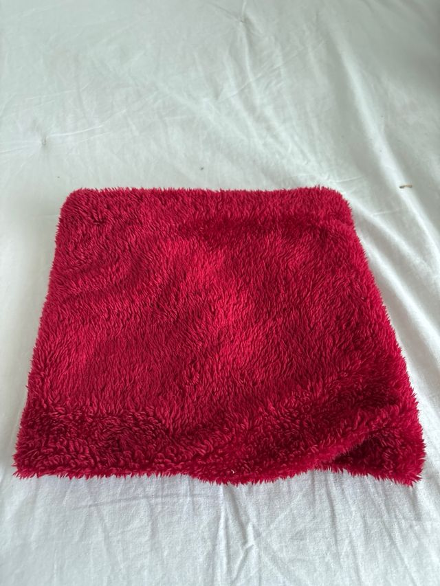 Bufanda roja de punto con pelito