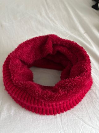 Bufanda roja de punto con pelito